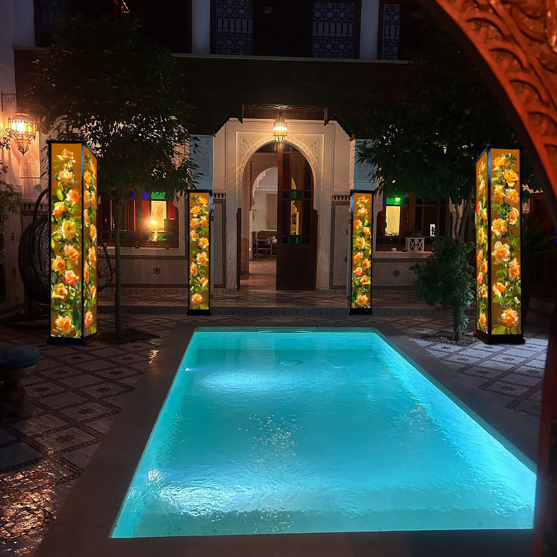Colonnes lumineuses Light-Box autour d'une piscine
